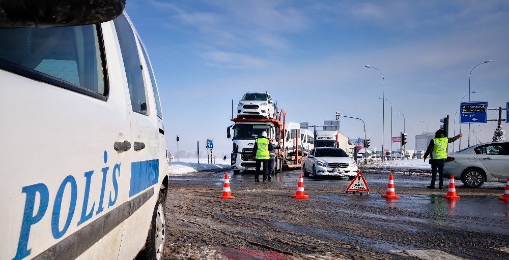 Aksaray’da Buzlanma Sebebiyle 4 Otomobil, 1 Tır Kaza Yaptı 2