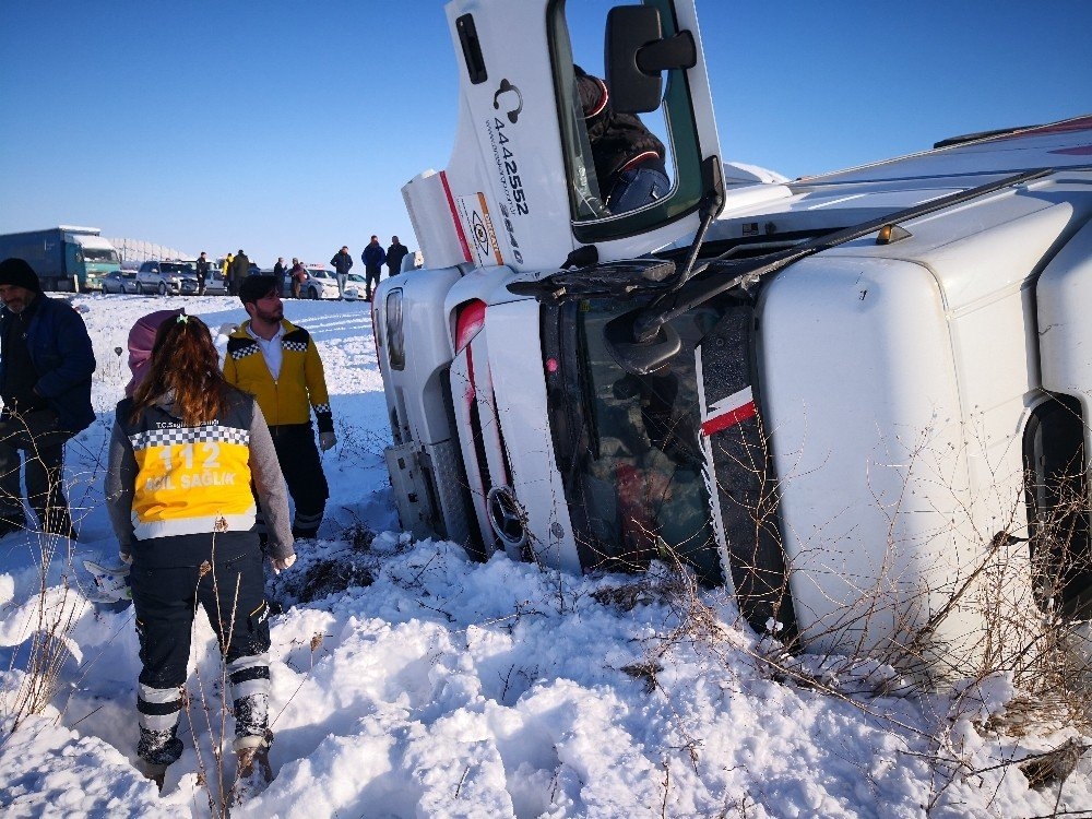 Aksaray’da Buzlanma Sebebiyle 4 Otomobil, 1 Tır Kaza Yaptı 4