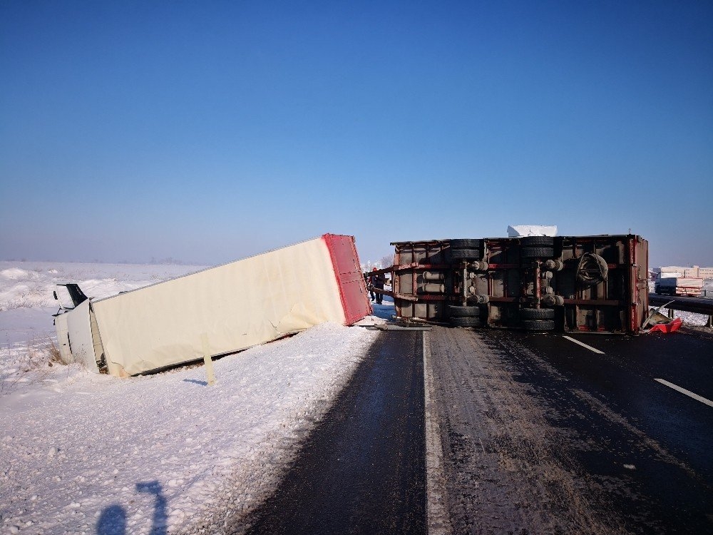 Aksaray’da Buzlanma Sebebiyle 4 Otomobil, 1 Tır Kaza Yaptı 5