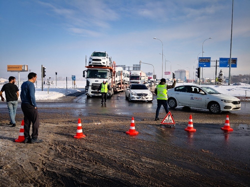 Aksaray’da Buzlanma Sebebiyle 4 Otomobil, 1 Tır Kaza Yaptı 6
