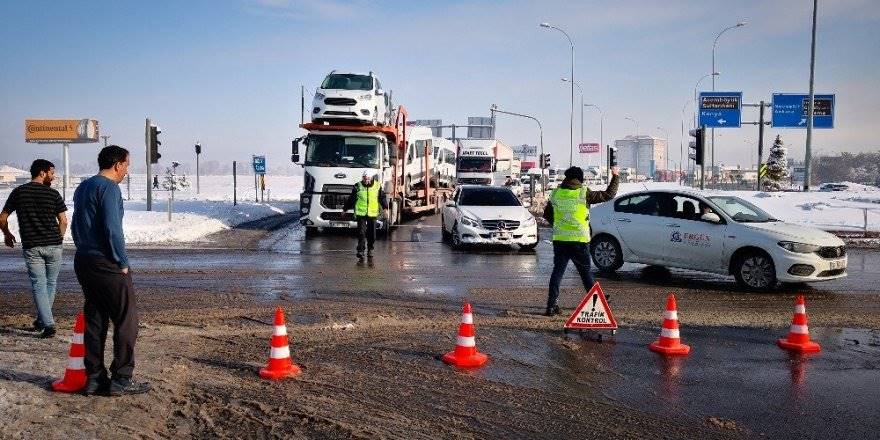 Aksaray’da Buzlanma Sebebiyle 4 Otomobil, 1 Tır Kaza Yaptı