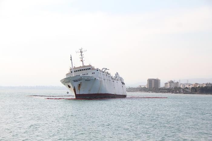 Mersin'de Karaya Oturan Geminin Çevresine Bariyer Çekildi 1