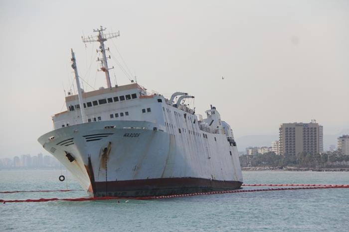 Mersin'de Karaya Oturan Geminin Çevresine Bariyer Çekildi 2