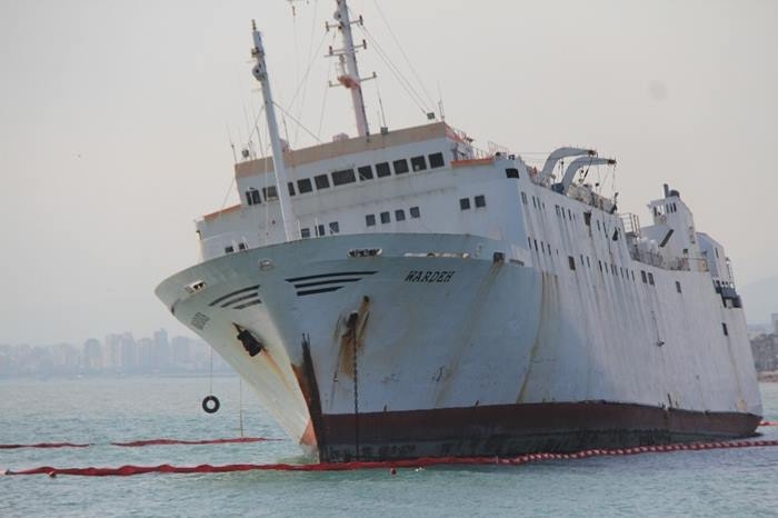 Mersin'de Karaya Oturan Geminin Çevresine Bariyer Çekildi 3