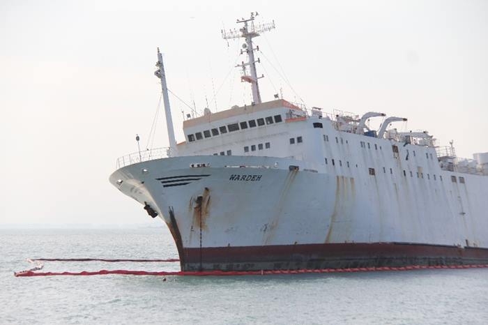 Mersin'de Karaya Oturan Geminin Çevresine Bariyer Çekildi 5