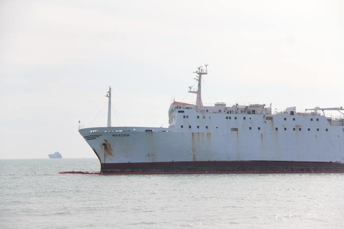 Mersin'de Karaya Oturan Geminin Çevresine Bariyer Çekildi 6