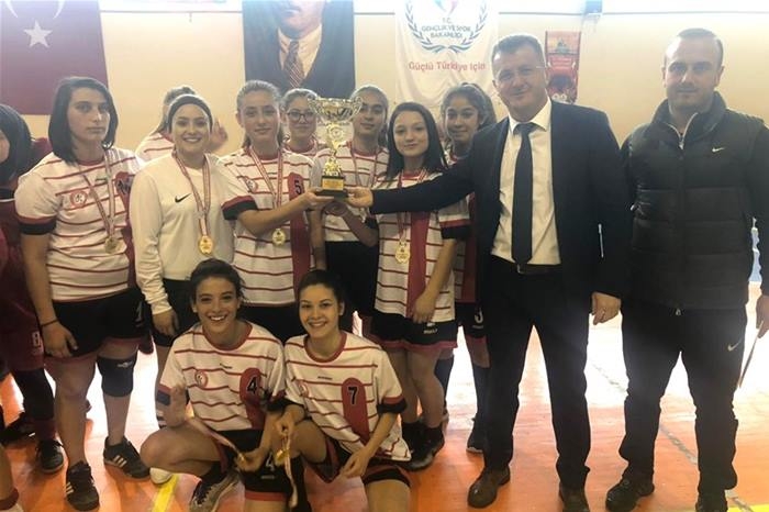Karaman'da Okullar Arası Gençler Futsal Müsabakaları Sona Erdi 9