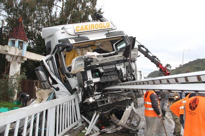 Antalya'da Tır Bariyerlere Saplandı, Kimsenin Burnu Bile Kanamadı 1