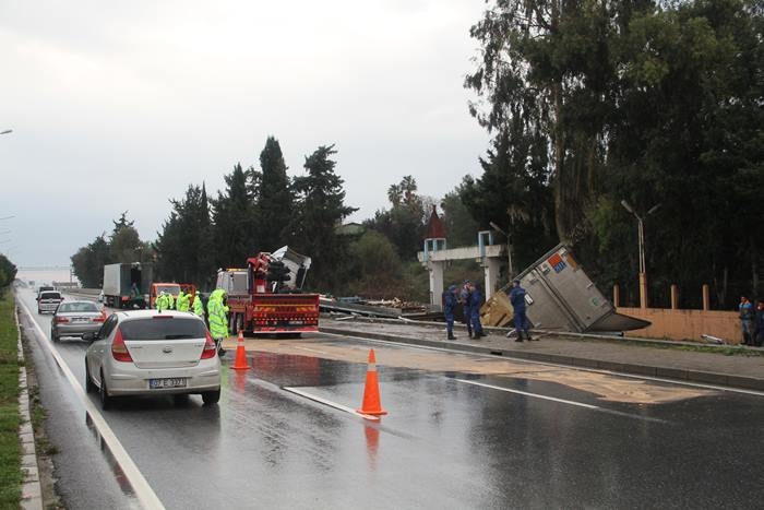 Antalya'da Tır Bariyerlere Saplandı, Kimsenin Burnu Bile Kanamadı 10