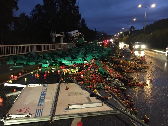 Antalya'da Tır Bariyerlere Saplandı, Kimsenin Burnu Bile Kanamadı 11