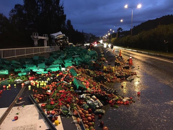 Antalya'da Tır Bariyerlere Saplandı, Kimsenin Burnu Bile Kanamadı 12