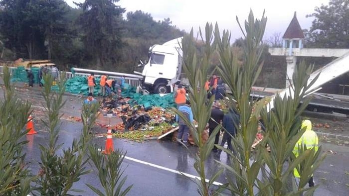 Antalya'da Tır Bariyerlere Saplandı, Kimsenin Burnu Bile Kanamadı 13