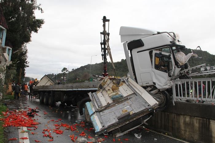 Antalya'da Tır Bariyerlere Saplandı, Kimsenin Burnu Bile Kanamadı 2
