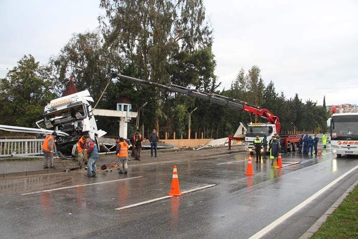 Antalya'da Tır Bariyerlere Saplandı, Kimsenin Burnu Bile Kanamadı 3