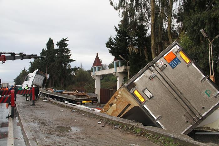 Antalya'da Tır Bariyerlere Saplandı, Kimsenin Burnu Bile Kanamadı 4