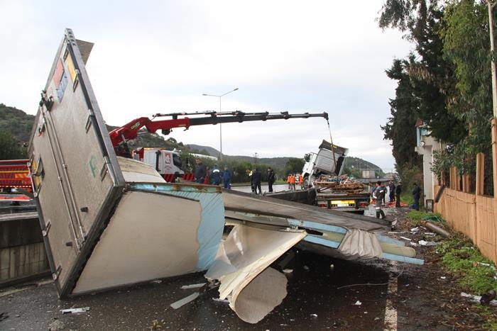 Antalya'da Tır Bariyerlere Saplandı, Kimsenin Burnu Bile Kanamadı 5