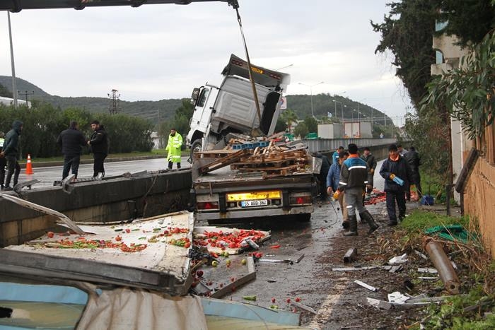 Antalya'da Tır Bariyerlere Saplandı, Kimsenin Burnu Bile Kanamadı 6