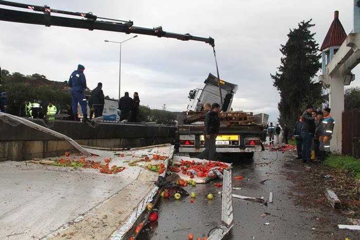 Antalya'da Tır Bariyerlere Saplandı, Kimsenin Burnu Bile Kanamadı 7