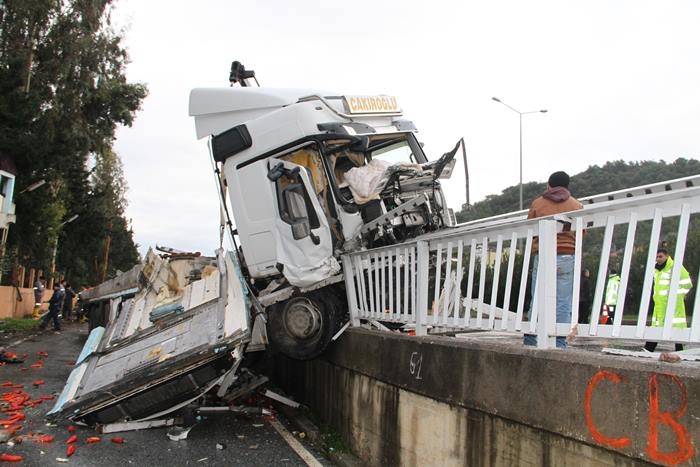 Antalya'da Tır Bariyerlere Saplandı, Kimsenin Burnu Bile Kanamadı 8