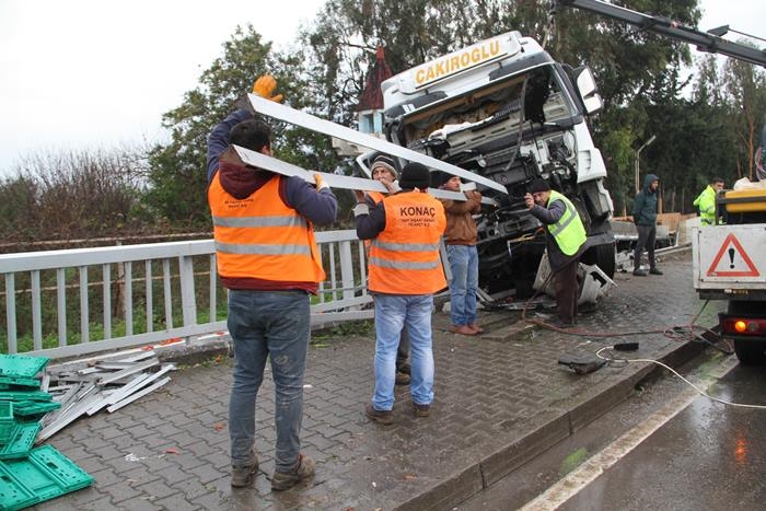 Antalya'da Tır Bariyerlere Saplandı, Kimsenin Burnu Bile Kanamadı 9
