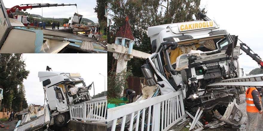 Antalya'da Tır Bariyerlere Saplandı, Kimsenin Burnu Bile Kanamadı