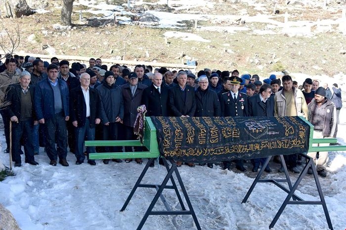 Vali Meral Şehit Annesinin Cenaze Namazına Katıldı 5