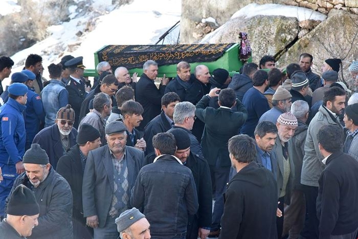 Vali Meral Şehit Annesinin Cenaze Namazına Katıldı 7