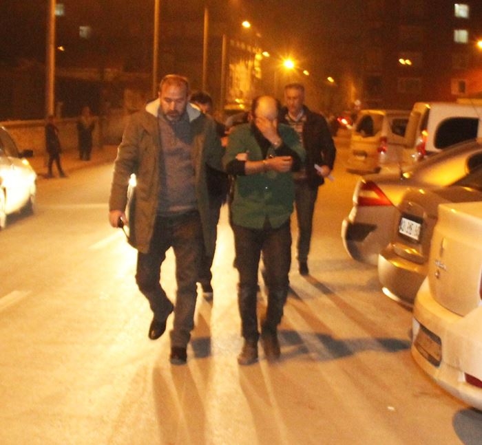 Konya'da Kamyonet Çalan Şüpheliler Polis Baskınında Çekyatta Saklanırken 2