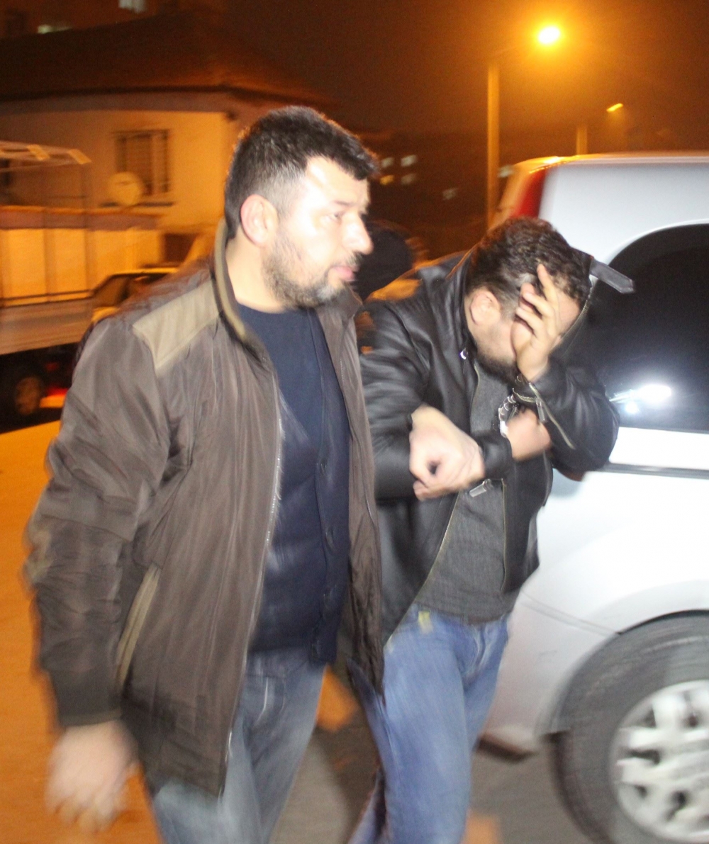 Konya'da Kamyonet Çalan Şüpheliler Polis Baskınında Çekyatta Saklanırken 5