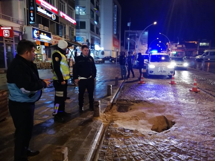 Karaman İsmetpaşa Caddesi Yolda Çökme 10