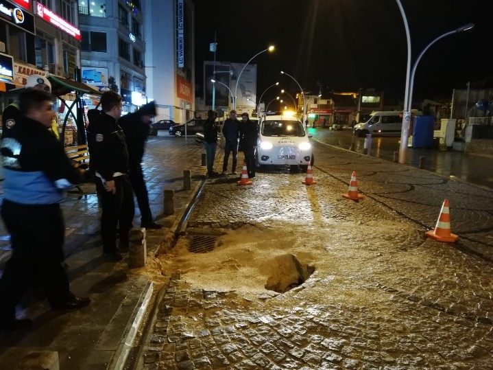 Karaman İsmetpaşa Caddesi Yolda Çökme 11