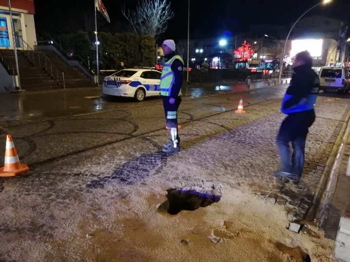 Karaman İsmetpaşa Caddesi Yolda Çökme 2