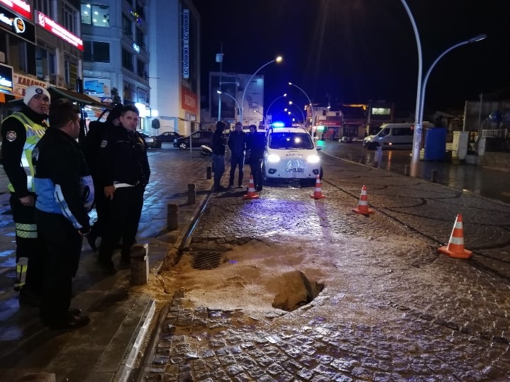 Karaman İsmetpaşa Caddesi Yolda Çökme 3