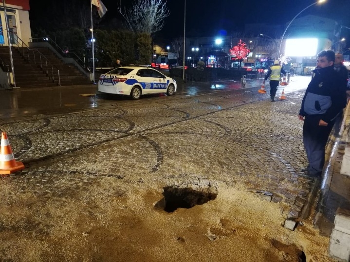 Karaman İsmetpaşa Caddesi Yolda Çökme 4
