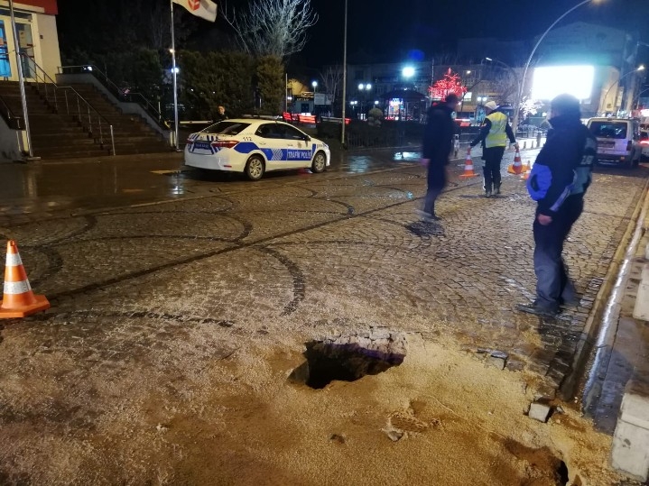 Karaman İsmetpaşa Caddesi Yolda Çökme 7