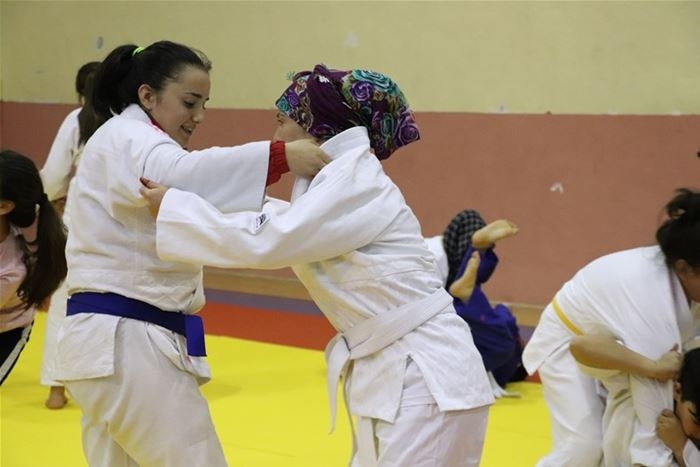 “Soğuk Zamanlarda Sıcak Salonlarımızda Spora" Projesi Karaman'da Başladı 2