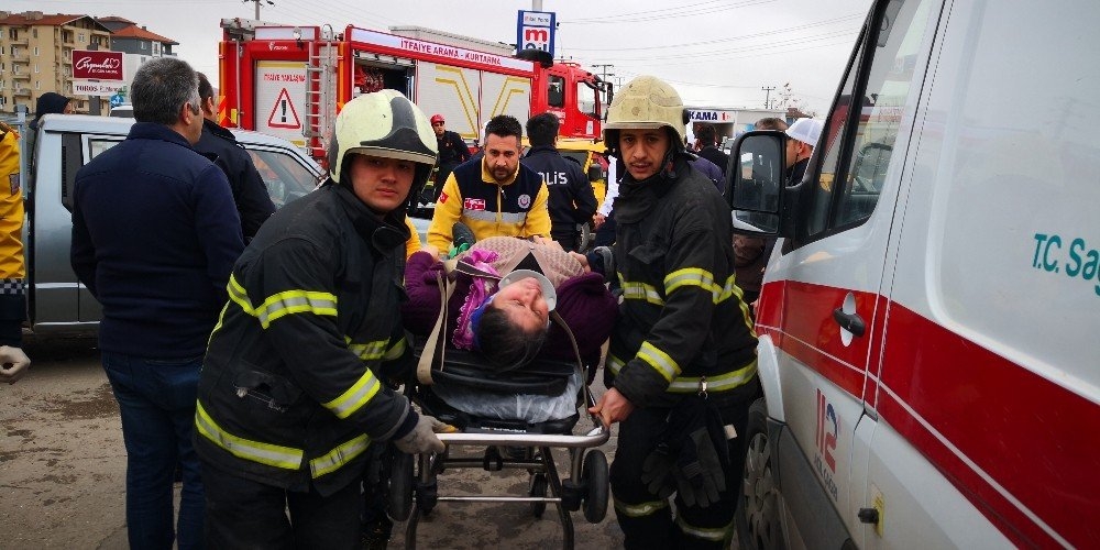 Aksaray’da Otomobille Kamyonet Çarpıştı 1