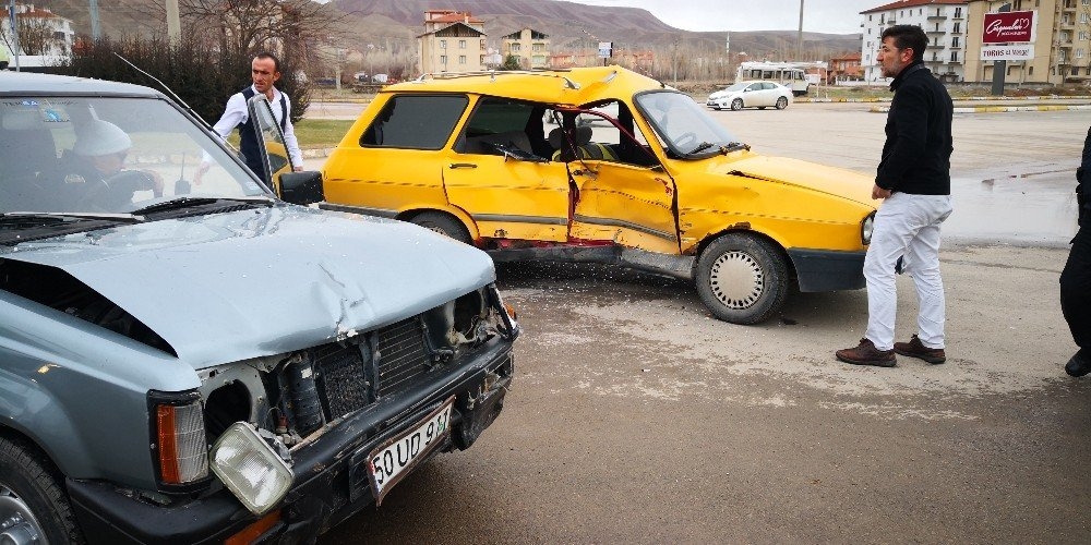 Aksaray’da Otomobille Kamyonet Çarpıştı 2
