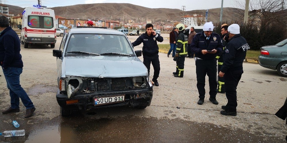 Aksaray’da Otomobille Kamyonet Çarpıştı 6