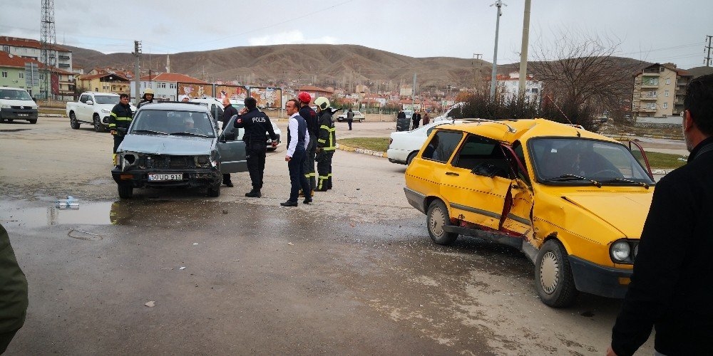 Aksaray’da Otomobille Kamyonet Çarpıştı 7