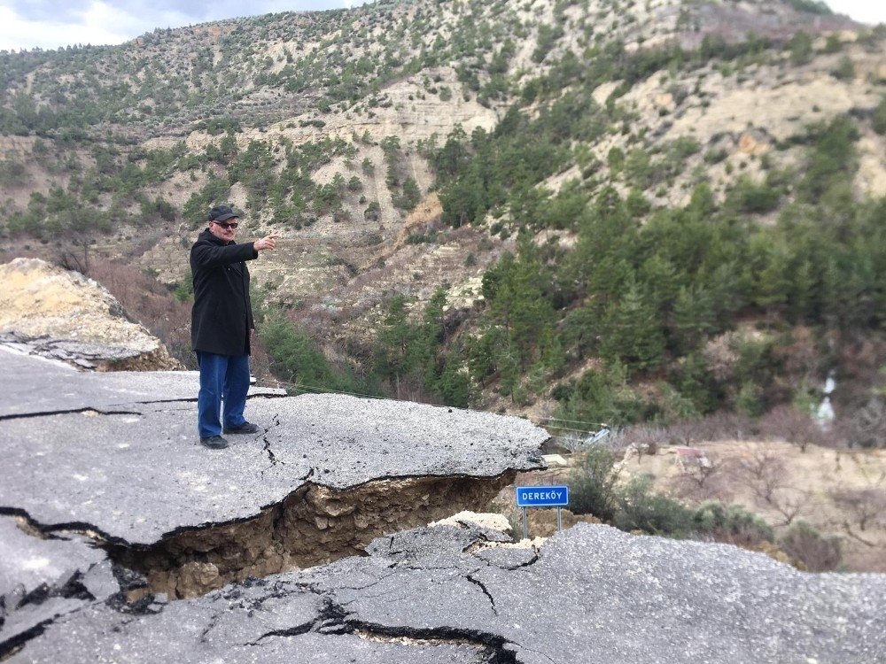 Heyelan Yol Kapattı 3