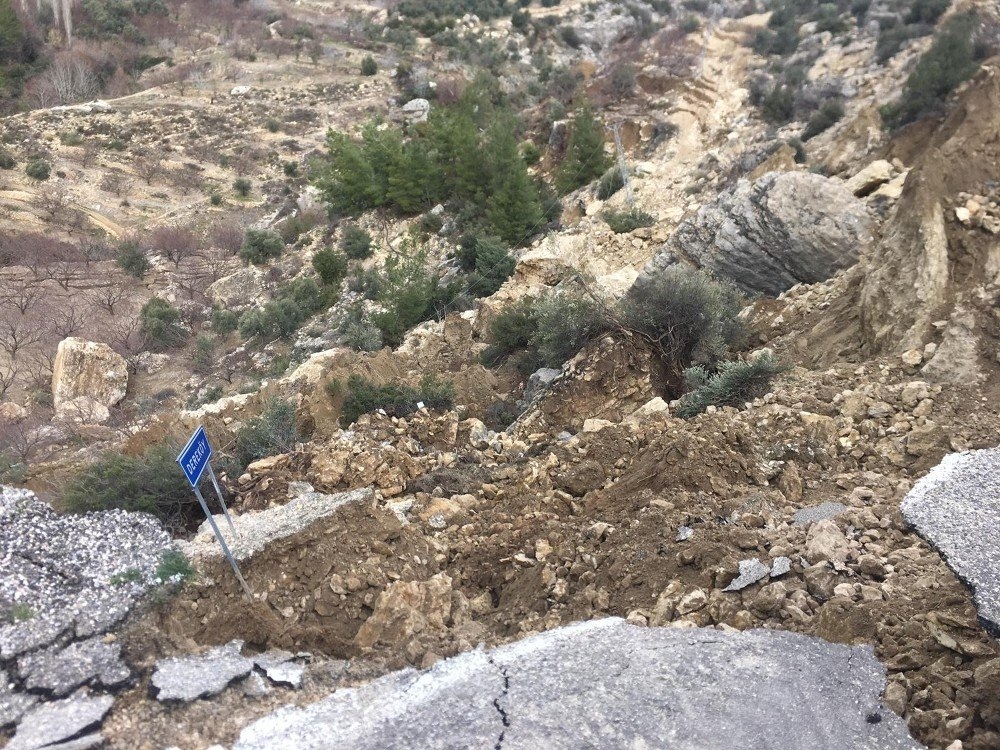 Heyelan Yol Kapattı 4