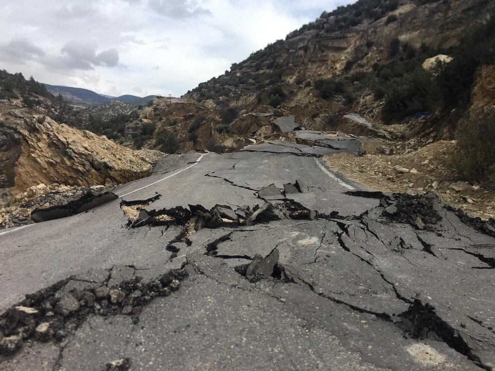 Heyelan Yol Kapattı 5