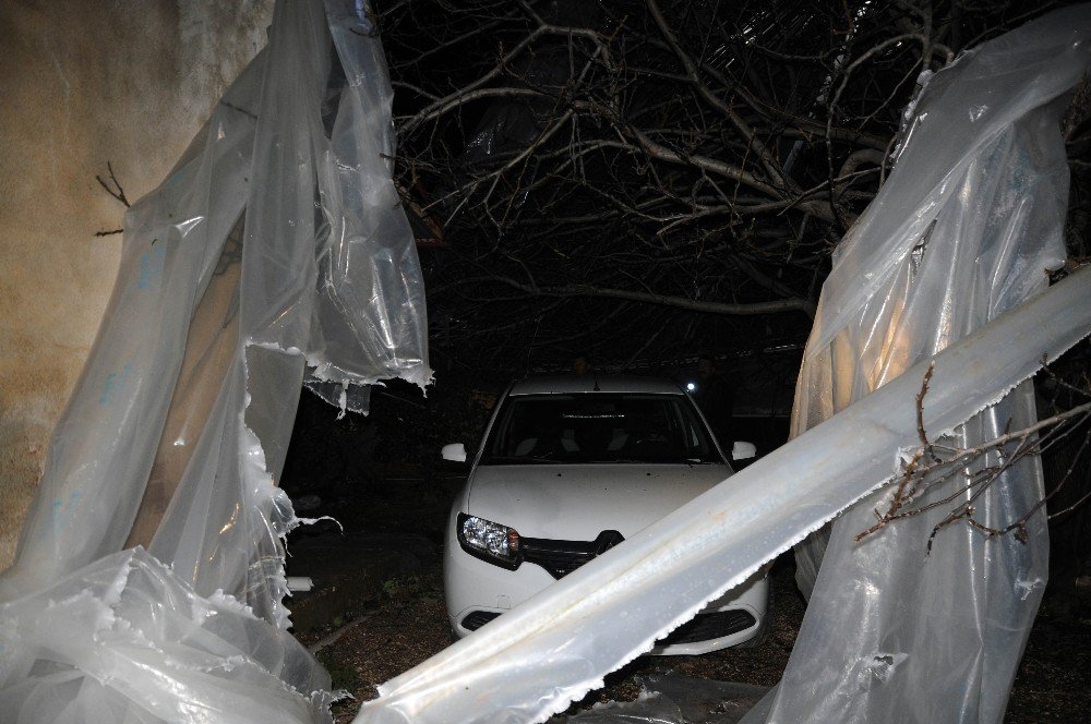 Mersin’de Hortum Seraları Yıktı Geçti 4