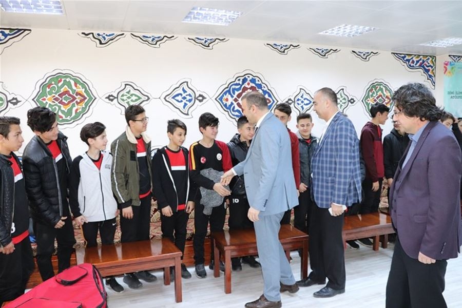 Karaman'da "Futbol Kulüpleri Gençlik Merkezi İle Buluşuyor" Projesi 1