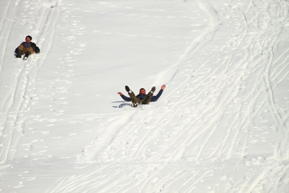 Karaman'da Leğen ve Tepsilerle Kızak Şenliği 1