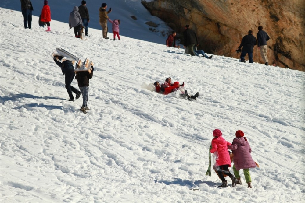 Karaman'da Leğen ve Tepsilerle Kızak Şenliği 2