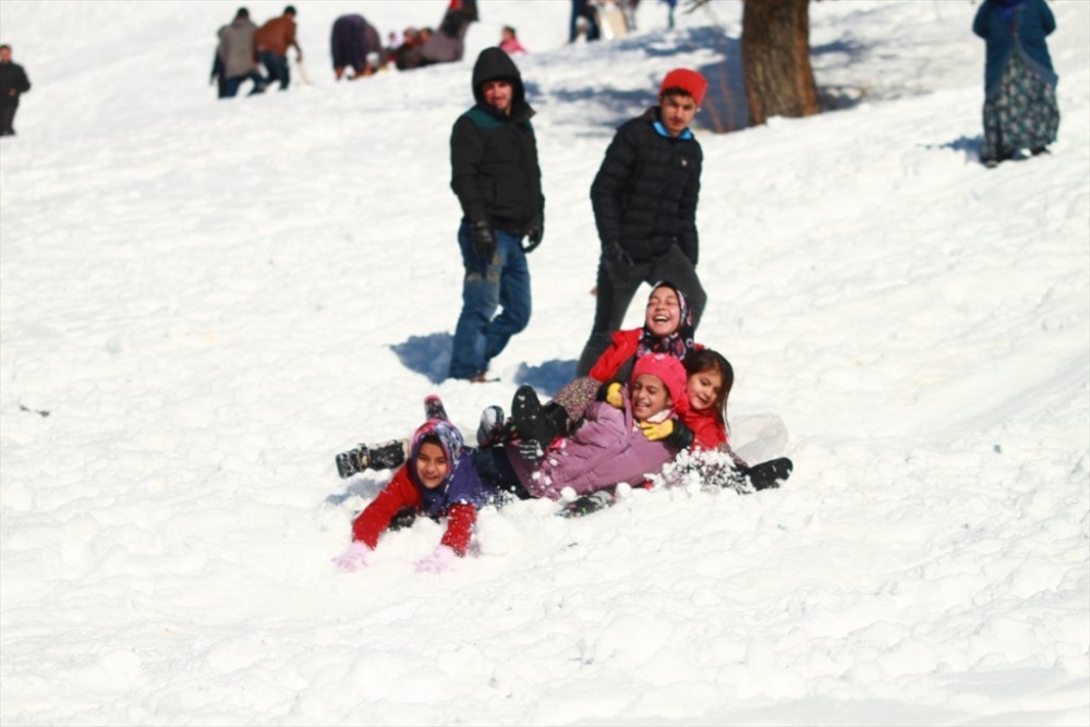 Karaman'da Leğen ve Tepsilerle Kızak Şenliği 3
