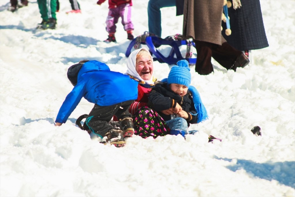 Karaman'da Leğen ve Tepsilerle Kızak Şenliği 7