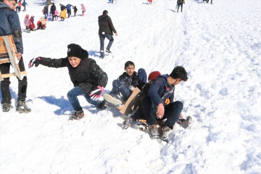 Karaman'da Leğen ve Tepsilerle Kızak Şenliği 9